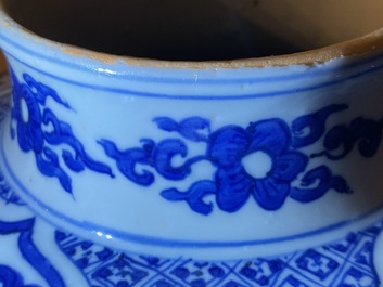 Een Chinese blauw-witte vaas met lotusslingers, gedateerd 1587, Wanli merk en periode