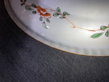 Un plat en porcelaine de Chine famille verte &agrave; d&eacute;cor d'oiseaux parmi fleurs, Kangxi