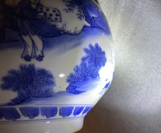 Un vase de forme double gourde en porcelaine de Chine en bleu et blanc, &eacute;poque Transition