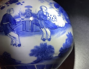 Een Chinese blauw-witte kalebasvaas met figuratief decor, Transitie periode