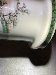 Un vase de forme rouleau en porcelaine de Chine famille verte, Kangxi