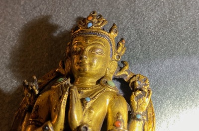 Een Sino-Tibetaanse verguld bronzen en ingelegde figuur van Boeddha, Ming