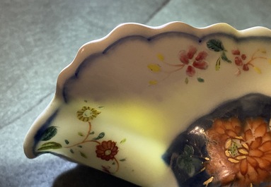 Une verseuse en porcelaine de Chine famille rose &agrave; d&eacute;cor 'Feuille de tabac', Qianlong