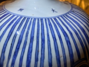 Un vase imp&eacute;rial de forme meiping en porcelaine de Chine bleu et blanc, marque et &eacute;poque de Wanli