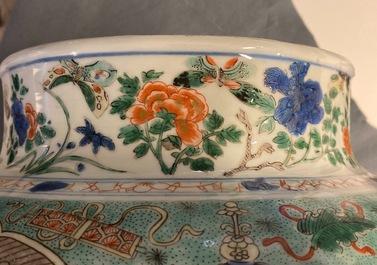 Une paire de grands vases couverts en porcelaine de Chine famille verte, Kangxi