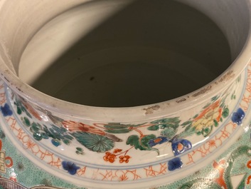 Une paire de grands vases couverts en porcelaine de Chine famille verte, Kangxi