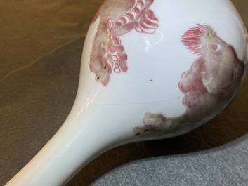 Une paire de vases en porcelaine de Chine &agrave; d&eacute;cor d'animaux mythiques en rouge de cuivre, Kangxi