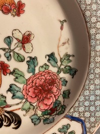 Une paire d'assiettes en porcelaine de Chine famille rose &agrave; d&eacute;cor de coqs, Yongzheng