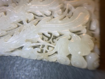 Une plaque ajour&eacute;e en jade c&eacute;ladon p&acirc;le &agrave; d&eacute;cor d'un dragon et un ph&eacute;nix, Chine, Ming