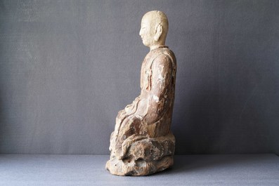 Een grote Chinese beschilderd houten figuur van een Boeddhistische monnik, Ming