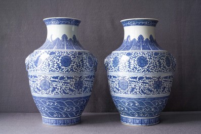 Une paire de vases de forme hu en porcelaine de Chine en bleu et blanc, marque de Qianlong, 19&egrave;me