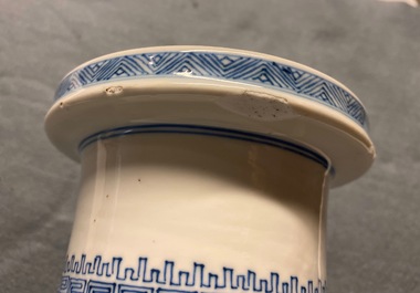 Een Chinese blauw-witte rouleau vaas met een hofsc&egrave;ne, Kangxi
