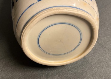 Un vase de forme rouleau en porcelaine de Chine en bleu et blanc, Kangxi