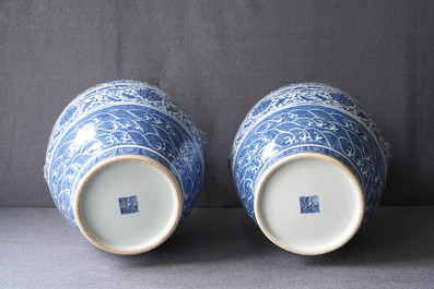 Une paire de vases de forme hu en porcelaine de Chine en bleu et blanc, marque de Qianlong, 19&egrave;me