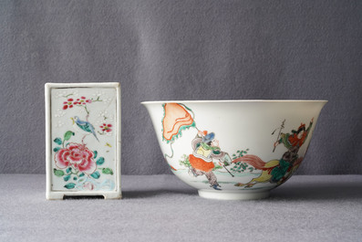 Un pot &agrave; pinceaux, un bol et un vase en porcelaine de Chine famille rose et verte, 19&egrave;me
