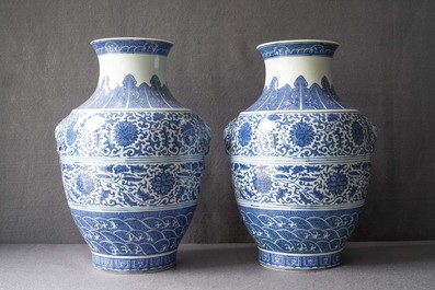 Une paire de vases de forme hu en porcelaine de Chine en bleu et blanc, marque de Qianlong, 19&egrave;me