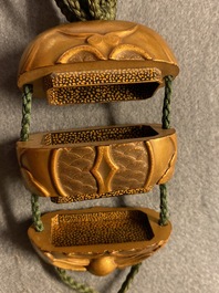 Drie Japanse lakwerk inro met netsuke en een dekseldoosje, Meiji, 19e eeuw