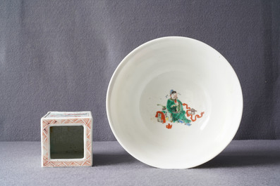 Un pot &agrave; pinceaux, un bol et un vase en porcelaine de Chine famille rose et verte, 19&egrave;me