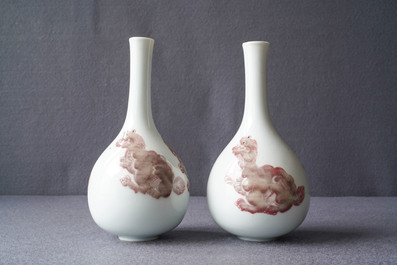 Une paire de vases en porcelaine de Chine &agrave; d&eacute;cor d'animaux mythiques en rouge de cuivre, Kangxi