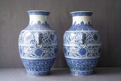 Een paar Chinese blauw-witte hu vazen met florale slingers, Qianlong merk, 19e eeuw