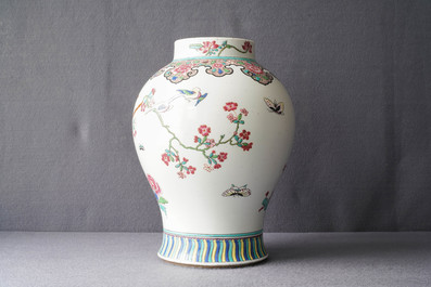 A Chinese famille rose vase, a brush pot and a famille verte bowl, 19th C.