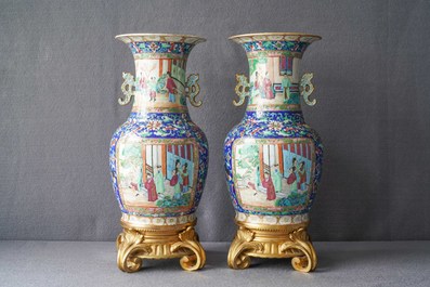 Une paire de vases en porcelaine de Chine famille rose de Canton aux montures en bronze dor&eacute;, 19&egrave;me