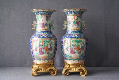 Une paire de vases en porcelaine de Chine famille rose de Canton aux montures en bronze dor&eacute;, 19&egrave;me