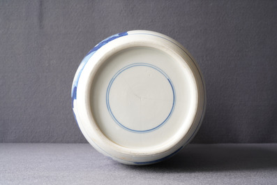 Un vase de forme rouleau en porcelaine de Chine en bleu et blanc, Kangxi