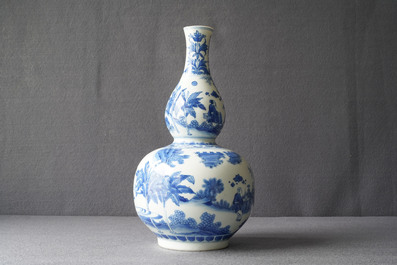 A Chinese blue and white double gourd vase, Transitional period