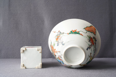 Un pot &agrave; pinceaux, un bol et un vase en porcelaine de Chine famille rose et verte, 19&egrave;me