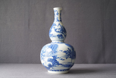 Een Chinese blauw-witte kalebasvaas met figuratief decor, Transitie periode