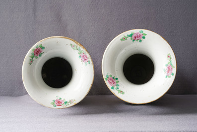 Une paire de vases en porcelaine de Chine famille rose de Canton aux montures en bronze dor&eacute;, 19&egrave;me