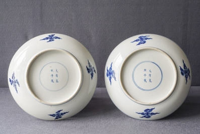 Une paire de plats en porcelaine de Chine en bleu et blanc &agrave; d&eacute;cor de dragons, marque de Kangxi, Guangxu