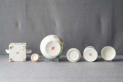 Une th&eacute;i&egrave;re et deux pots couverts en porcelaine de Chine qianjiang cai, 19/20&egrave;me