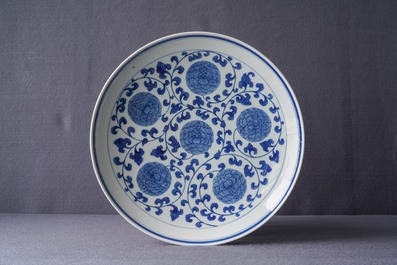 Un plat en porcelaine de Chine en bleu et blanc, marque de Jingdezhen et dat&eacute; 1955