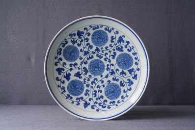 Een Chinese blauw-witte schotel met pioenslingers, Jingdezhen merk, gedat. 1955