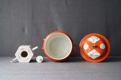 Deux bols et une th&eacute;i&egrave;re couverte en porcelaine de Chine qianjiang cai, 19/20&egrave;me