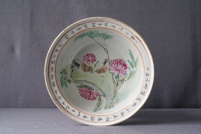 Deux bols et une th&eacute;i&egrave;re couverte en porcelaine de Chine qianjiang cai, 19/20&egrave;me