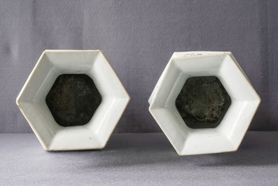 Une paire de vases de forme hexagonale en porcelaine de Chine qianjiang cai, 19/20&egrave;me