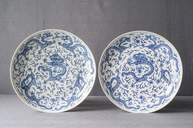 Une paire de plats en porcelaine de Chine en bleu et blanc &agrave; d&eacute;cor de dragons, marque de Kangxi, Guangxu