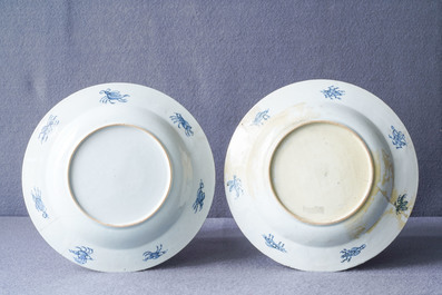 A pair of Chinese Imari-style plates after Cornelis Pronk: 'Dames au Parasol', Qianlong