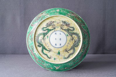 Un plat en biscuit &eacute;maill&eacute; vert &agrave; d&eacute;cor de dragons, marque de Kangxi, 19&egrave;me