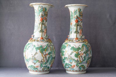 Une paire de vases en porcelaine de Chine famille verte de Canton, 19&egrave;me