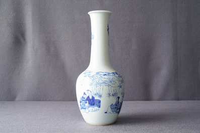 A Chinese blue and white bottle vase with go-players, 19/20th C.