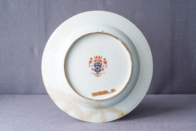 Un plat en porcelaine de Chine grisaille &agrave; d&eacute;cor du 'Retour de la chasse' avec une armoirie au dos, Qianlong