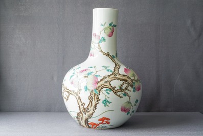 Un vase en porcelaine de Chine famille rose &agrave; d&eacute;cor de p&ecirc;ches, marque de Qianlong, 19&egrave;me