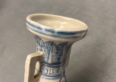 Un vase en porcelaine de Chine en bleu et blanc &agrave; d&eacute;cor de rinceaux de lotus, Yuan