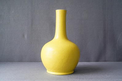 Un vase en porcelaine de Chine en jaune monochrome &agrave; d&eacute;cor incis&eacute;, marque Zai Fu Tang Zhi, 19&egrave;me