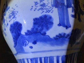 Un vase de forme balustre en porcelaine de Chine bleu et blanc, &eacute;poque Transition