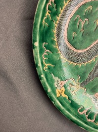 Een Chinese verte biscuit schotel met een draak, Kangxi merk, 19e eeuw